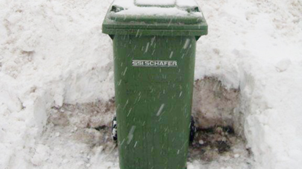 Bild på soptunna i snö