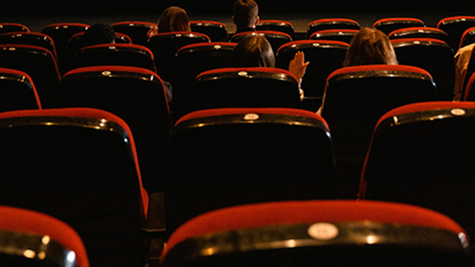 vy över en biograf med röda stolar